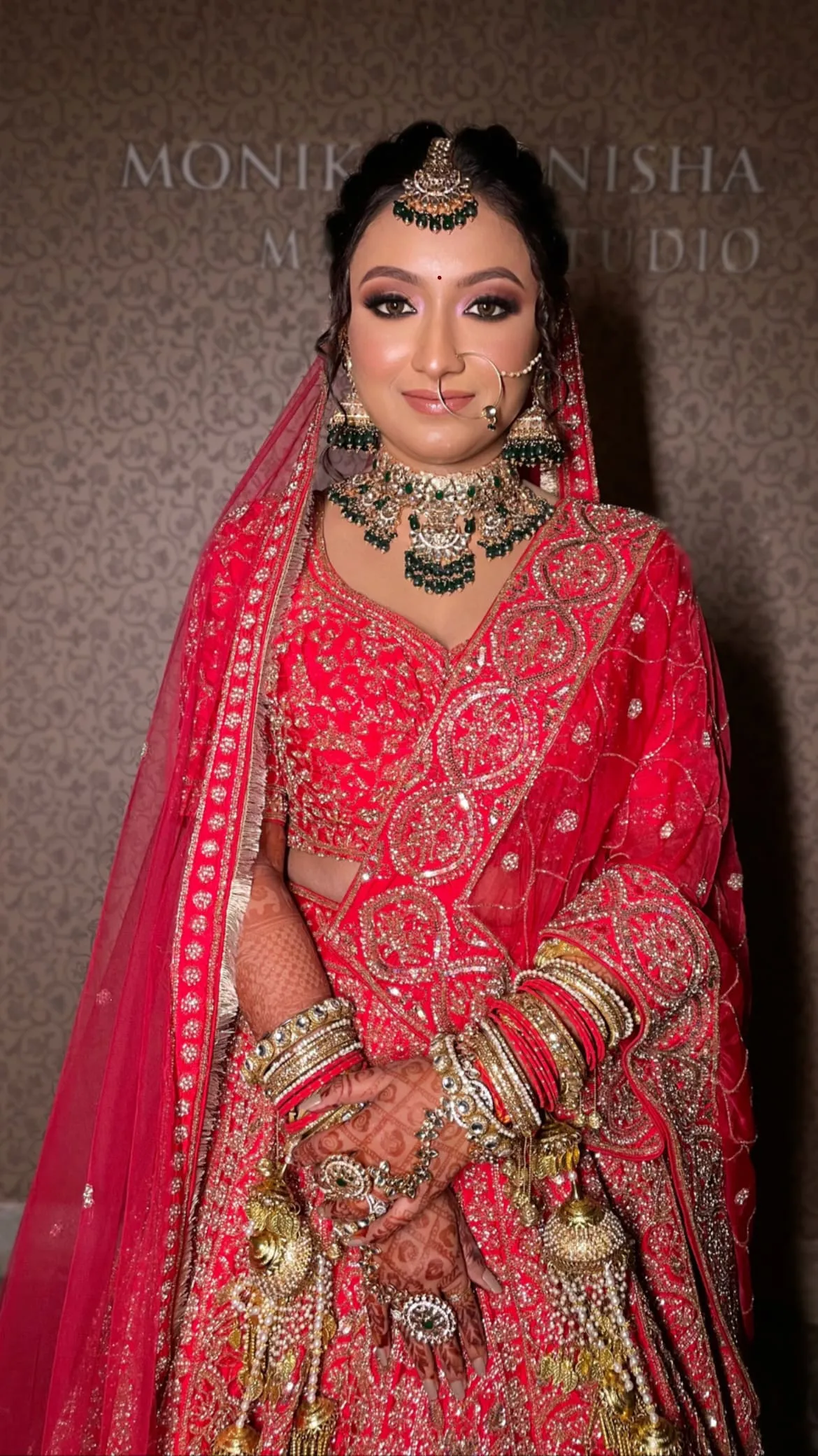 Flawless party makeup with detailed eye look